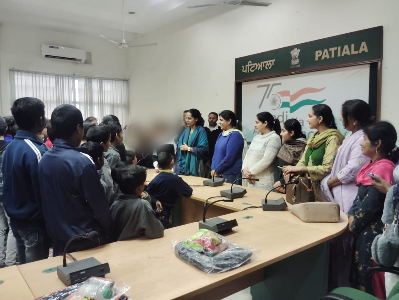डिप्टी कमिश्नर प्रीति यादव ने अनाथ बच्चों को बांटे स्कूल बैग